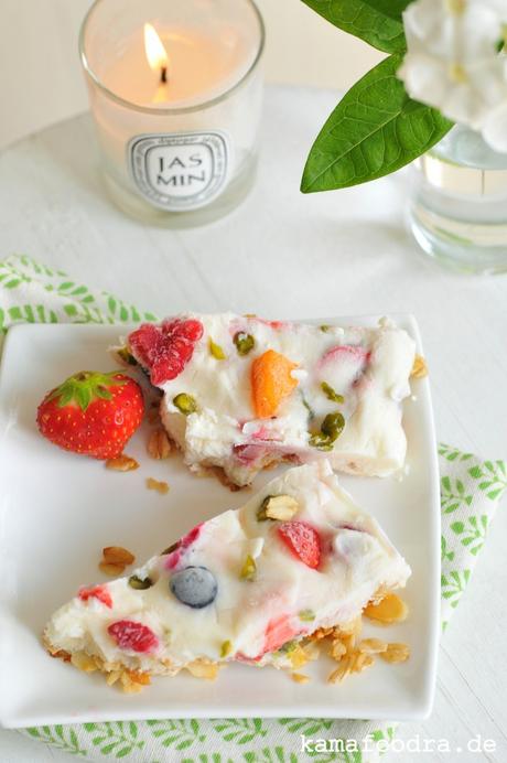 White Dinner: Frozen Yogurt Bars auf Müsliboden mit Sommerfrüchten und Pistazien