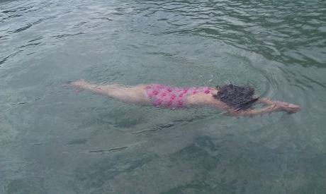 Zielgenau Richtung Alltag - wie das perfekte Töchterchen vor drei Jahren in ihrem ersten Schwimmkurs