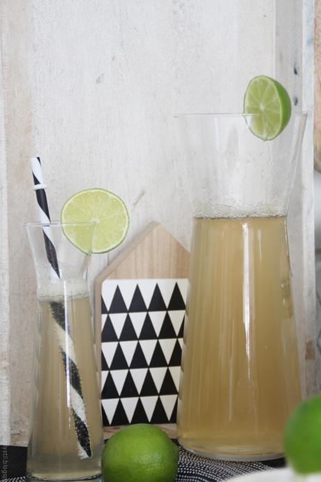 Hugo im Glas mit Limette und Karaffe mit Hugo alkoholfrei sowie Deko in schwarz weiß