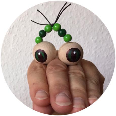 Eine kleine Schlange macht ganz große Augen – oder – Perlenaugen für Fingerspiele