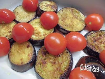 Schnitzelpfanne mit Tomaten, Auberginen und Spinat