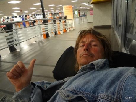 Todmüde um 5 morgens in Brasilien auf dem Flughafen in Florianopolis