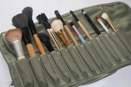 SUMMER TRIP #3 - What's in my Make-Up Bag?