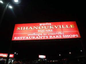 Der Sihanoukville Square Bar-Komplex bei Nacht