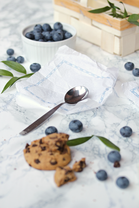 Milchmädchen-Eis durchzogen mit Blaubeeren & knusprigen Cookies