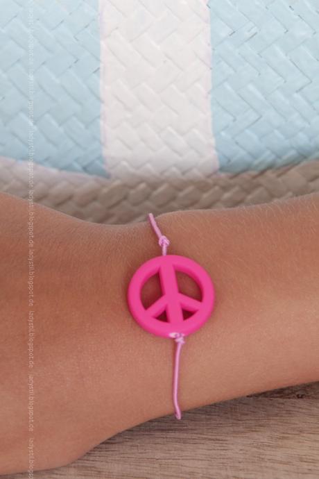 pinkes Armband mit pinkem Peacecharm am Arm