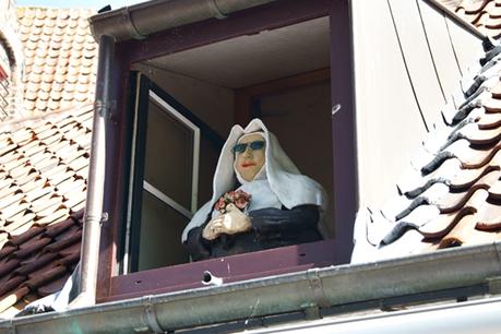 Blog & Fotografie by it's me! - Nonnen-Puppe in einer Gaube in Brügge, Belgien