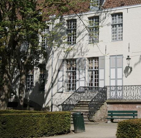 Blog & Fotografie by it's me! - weißes Backsteinhaus mit hellgrauen Fensterläden in Brügge, Belgien