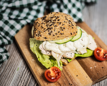 Gesunder Hühnchen Burger mit Joghurt Kräuter Creme