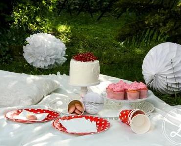 Törtchens süße Begleiter beim Sommerpicknick – Kuchensticks mit Beerenguss und rosa Johannisbeer-Cupcakes