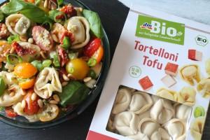 veganer, mediterraner Tofu-Tortelloni-Salat