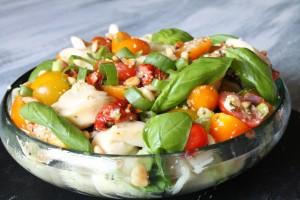 veganer, mediterraner Tofu-Tortelloni-Salat