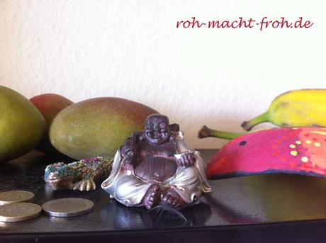 Dieser kleine Buddha bringt uns Glück & freut sich über die Früchte, mit denen er das Regal teilt