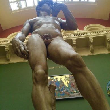 Vergrößerte Statue von Michelangelos David im V&A - beim Vergrößern sind wohl nicht alle Körperteile berücksichtigt worden...