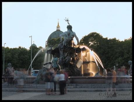 Langzeitbelichtung bei Tageslicht am Neptunenbrunnen in Berlin