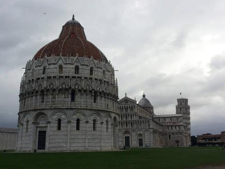 Eine toskanische Stadt, die man unbedingt gesehen haben muss, ist Pisa. Der Ort ist sehr viel mehr als eine Touristenstadt mit schiefem Turm – man findet jede Menge authentisches italienisches Flair. Erwähnter Schiefer Turm sollte selbstverständlich besichtigt werden, was auch für den daneben liegenden Dom Santa Maria Assunta und das Baptisterium gilt. 