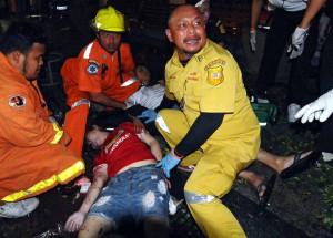 Rettungspersonal am Explosionsort in Bangkok im Einsatz.