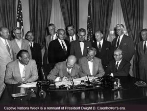 Twight D. Eisenhower unterzeichnet die 'Resolution Captive Nations'