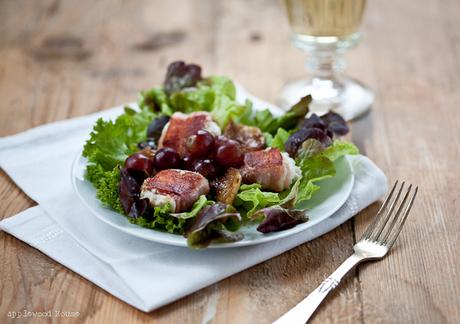 Mit Speck fängt man Mäuse ♥Und mit einem Salat mit gegrillten Bacon-Ziegenkäse-Päckchen, Pfirsichen und Trauben erst recht!
