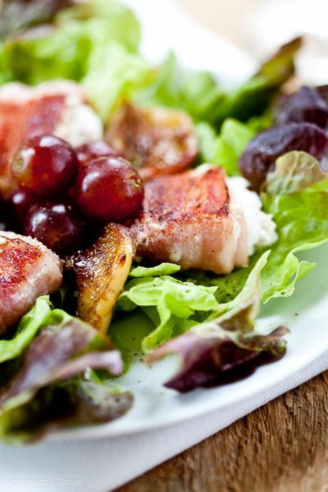 Mit Speck fängt man Mäuse ♥Und mit einem Salat mit gegrillten Bacon-Ziegenkäse-Päckchen, Pfirsichen und Trauben erst recht!