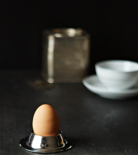 Blog & Fotografie by it's me! - Typisch für ... mein Frühstück - Ei mit brauner Schale, Teedose und Teetasse im Hintergrund