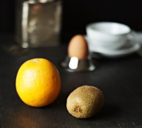 Blog & Fotografie by it's me! - Typisch für ... mein Frühstück - Orange, Kiwi, Ei, Teedose und Teetasse