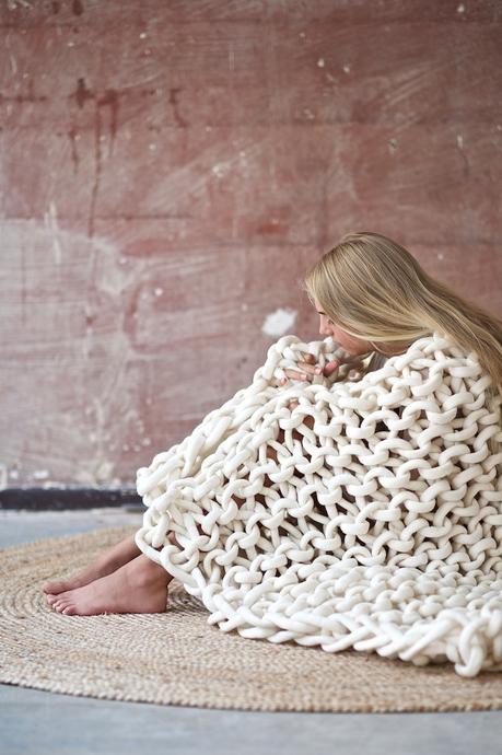 DIY: chunky knitted wool blanket from felted merino yarn by lebenslustiger.com