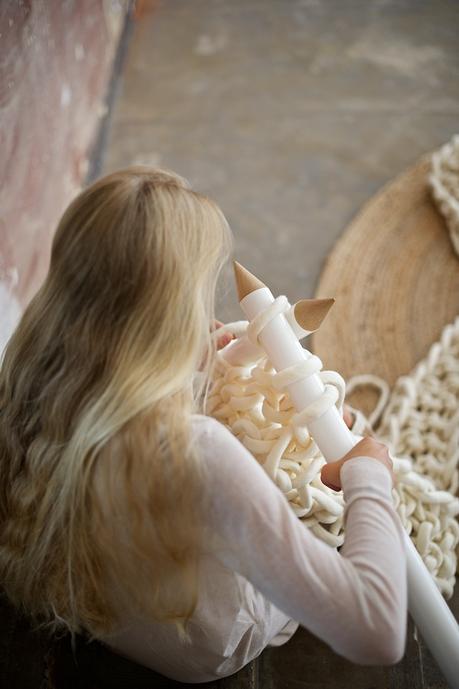 DIY: Super chunky knitted scarf from felted merino wool yarn by lebenslustiger.com
