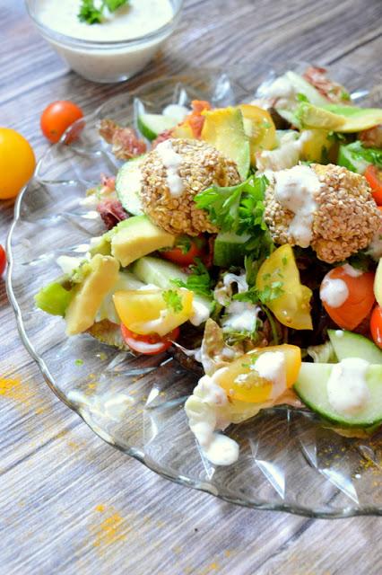 Figurfreundlicher Sommergenuss - Ofenfalafel auf Sommersalat mit Sesam-Honig-Dressing