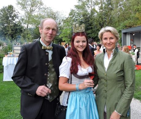 Vizepräsidentin des Club der Salzburger in Wien Mag. Ulrike Domany-Funtan mit Keil Franz und der Königin der Bio-Heu-Region Maria