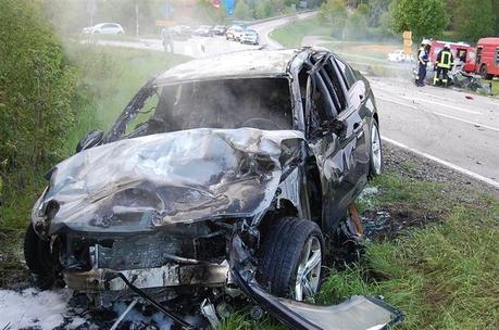 Fahrer verbrennt in Wrack nach schweren Verkehrsunfall