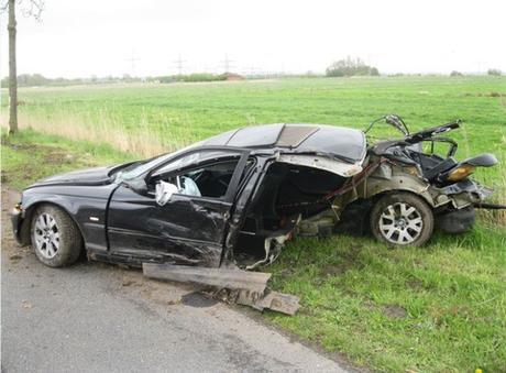 Bei einem Verkehrsunfall nahe Leer prallte ein BMW gegen einen Baum