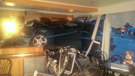Autounfall Bremervörde – Auto rast in Eiscafé