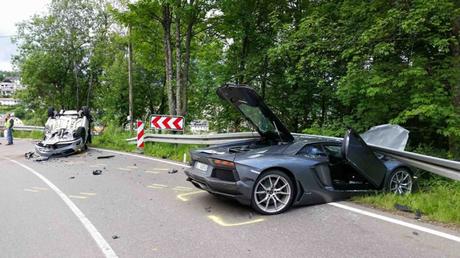 Autounfall Furtwangen – Lamborghini rutscht in Leitplanke