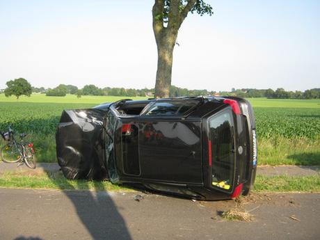Autounfall Kakerbeck – Fahranfänger prallt gegen Baum