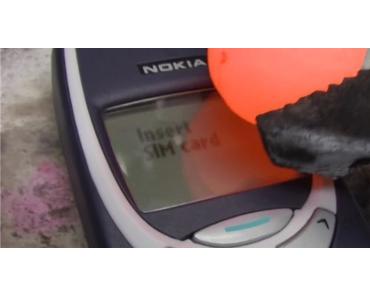 Nokia 3310 trifft auf glühende Nickelkugel