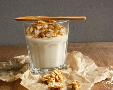 Bananen-Vanille-Pudding mit kandierten Mandelblättchen