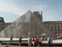 Die Glaspyramide im Louvre