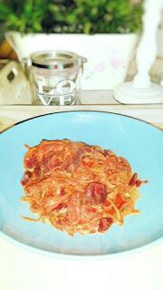 Zucchini-Möhren-Spaghetti in einer Joghurtsauce mit Tomaten und Rote Bete