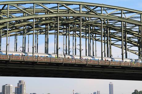Sommerhitze und kühles Nass beim 35. Gerolsteiner Brückenlauf des ASV Köln
