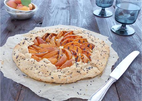 luftig-lockere Aprikosen-Honig-Meerrettich Crostata / Reklame