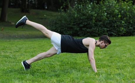 Workout für Männer im Park Po