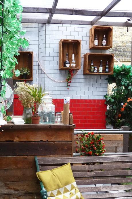 Obstkisten als Regale im schweidschen Café Fika in London