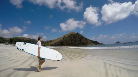 Francis geht Surfen am Selong Belanak