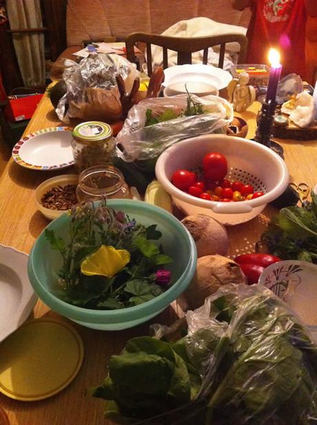 Unsere Abendessen-Tafel: mit Wildkräutern, anderem Grünzeug, Tomaten, Kokosnüssen, Gemüsen, Avocados, Linsensprossen ...