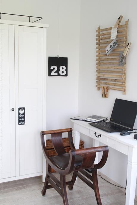 Arbeitsplatz Office mit Schreibtisch Stuhl in weiß schwarz Holz