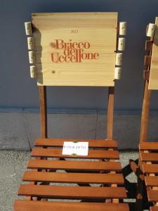 Stuhl vor einem Weinladen, Lehne flankiert von Korken