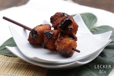 Gebackene Knusper-Kokos-Bananen mit Schokoladen-Chilli-Soße Gebackene Knusper-Kokos-Bananen mit Schokoladen-Chilli-Soße