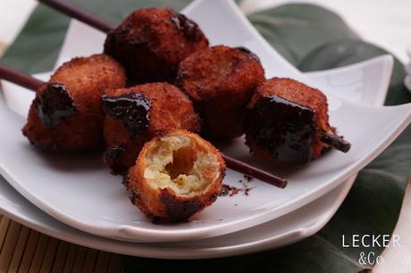 Gebackene Knusper-Kokos-Bananen mit Schokoladen-Chilli-Soße Gebackene Knusper-Kokos-Bananen mit Schokoladen-Chilli-Soße