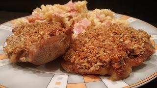 Nackensteak mit Nusskruste und Nudelgratin